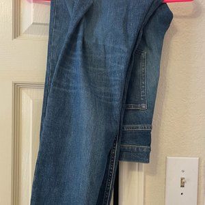 Everlane: Curvy Cheeky Straight Jean